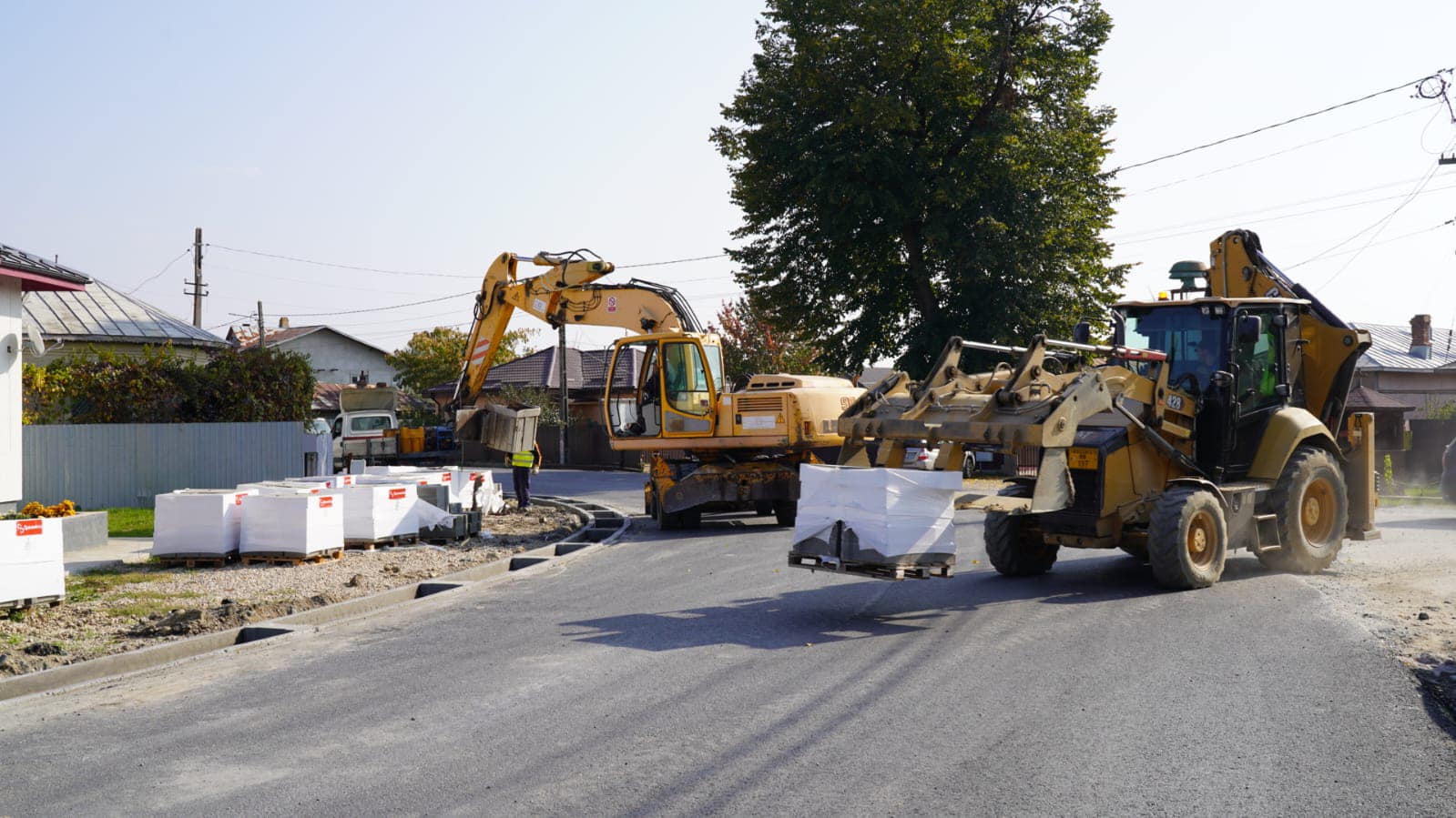 Locuitori din Postarnacu, strada REVOLUTIEI nemulţumiţi de Lucrările de modernizare de pe DJ 720A. 21 Locuitori din Postarnacu, strada REVOLUTIEI nemulţumiţi de Lucrările de modernizare de pe DJ 720A.