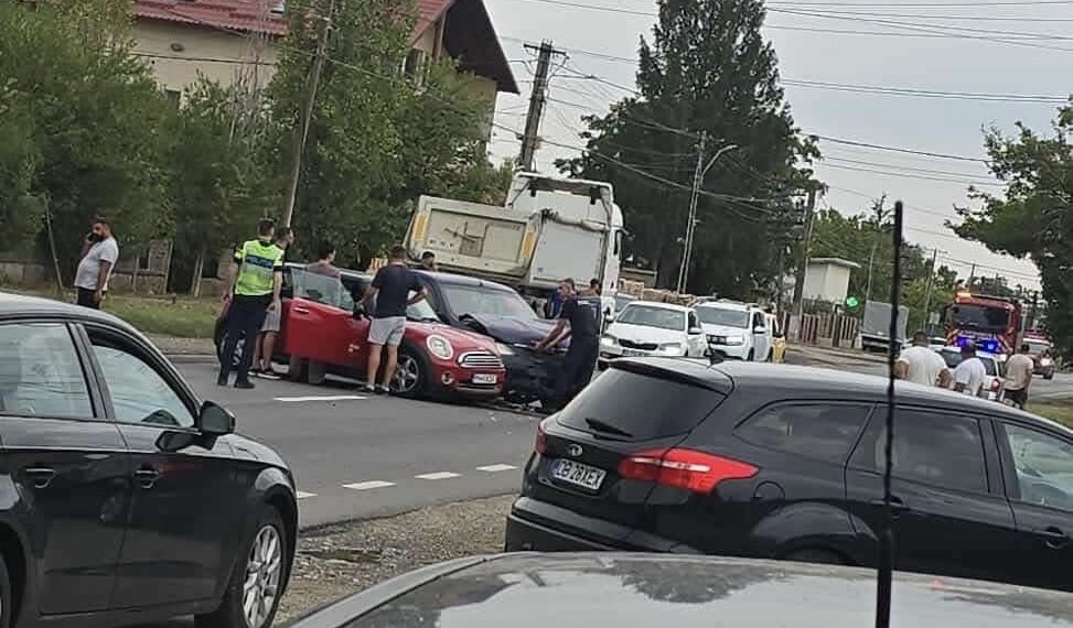 Ciocnire violentă pe DN 1A, la Butimanu – doi șoferi au ajuns la spital 31 Ciocnire violentă pe DN 1A, la Butimanu – doi șoferi au ajuns la spital
